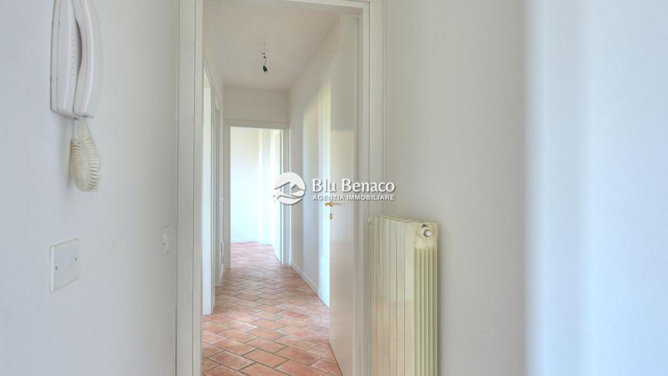 Manerba Del Garda, trilocale con loggia 