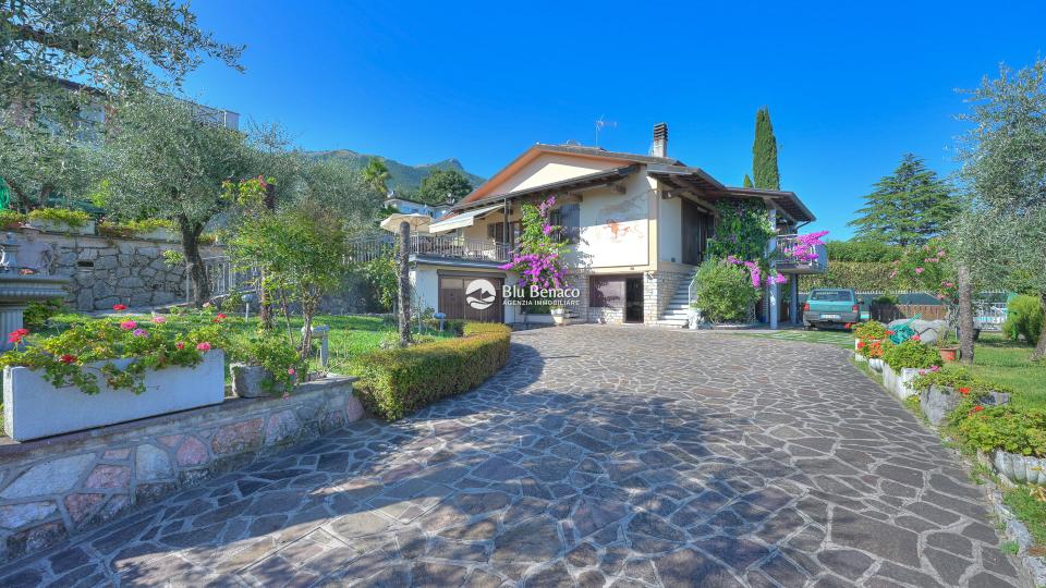 Freistehende Villa mit Pool und Atemberaubendem Seeblick