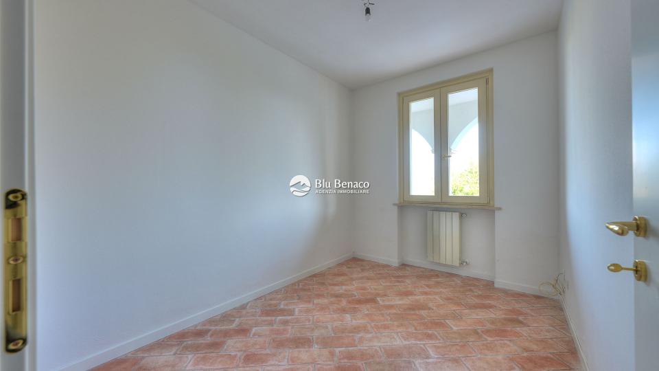 Manerba Del Garda, trilocale con loggia 