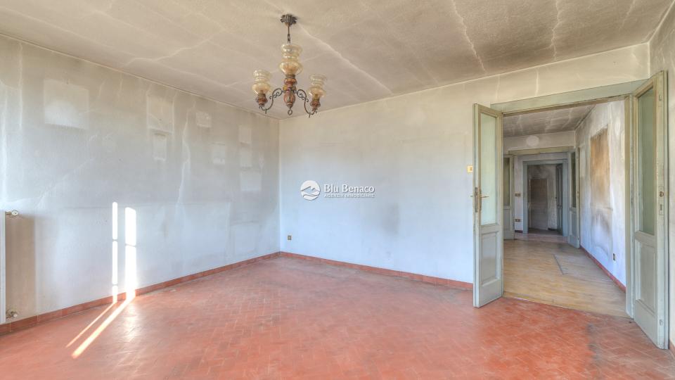 Charming three-level house for sale in Navazzo
