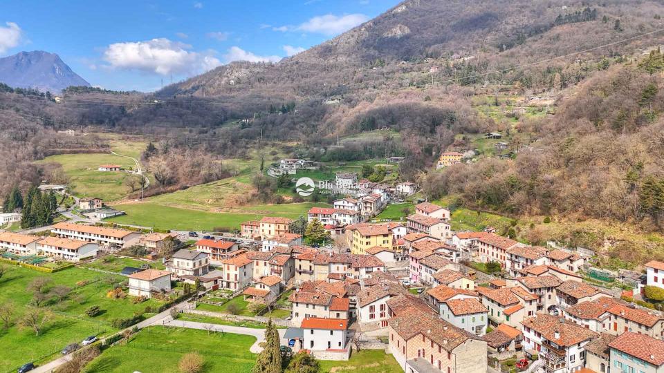 Charming three-level house for sale in Navazzo