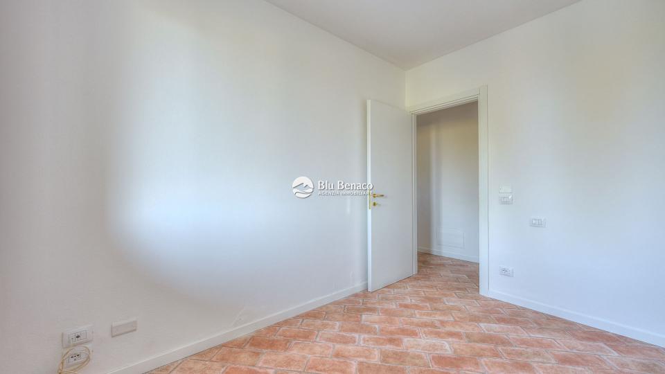 Manerba Del Garda, trilocale con loggia 