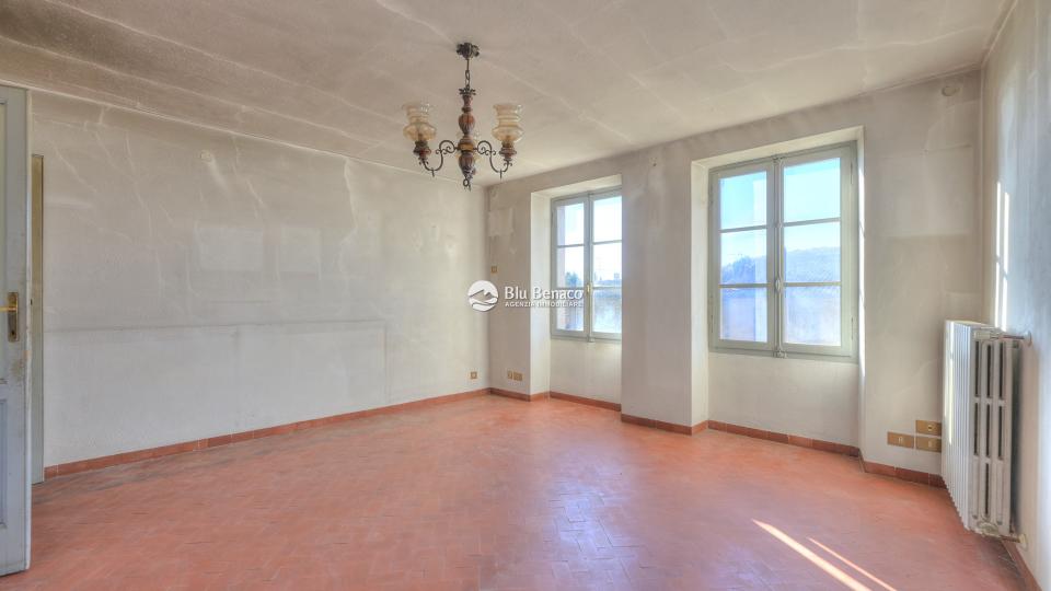 Charming three-level house for sale in Navazzo