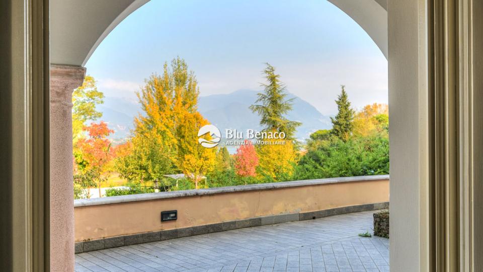 Manerba Del Garda, trilocale con loggia 