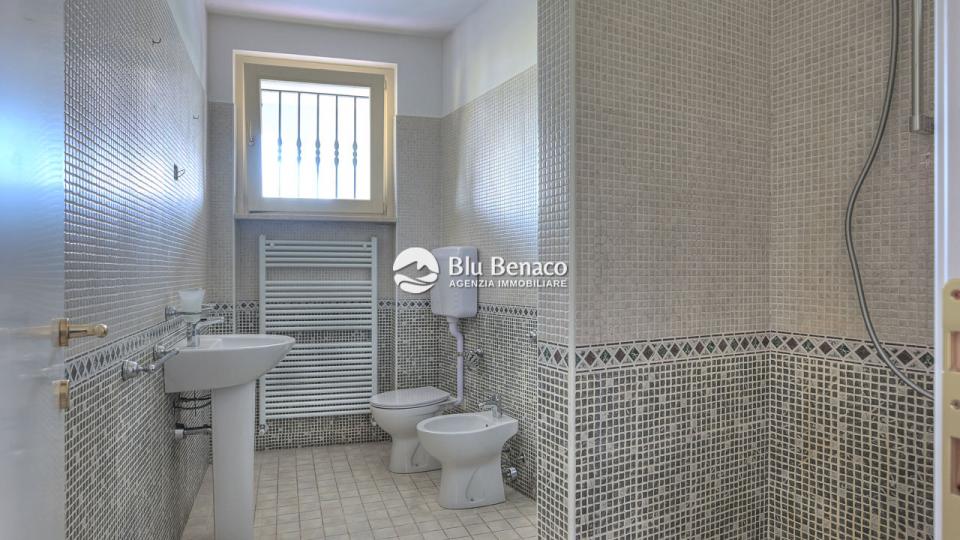 Manerba Del Garda, trilocale con loggia 