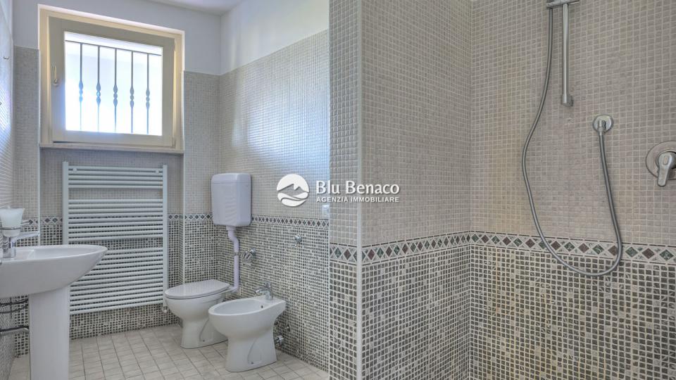 Manerba Del Garda, trilocale con loggia 