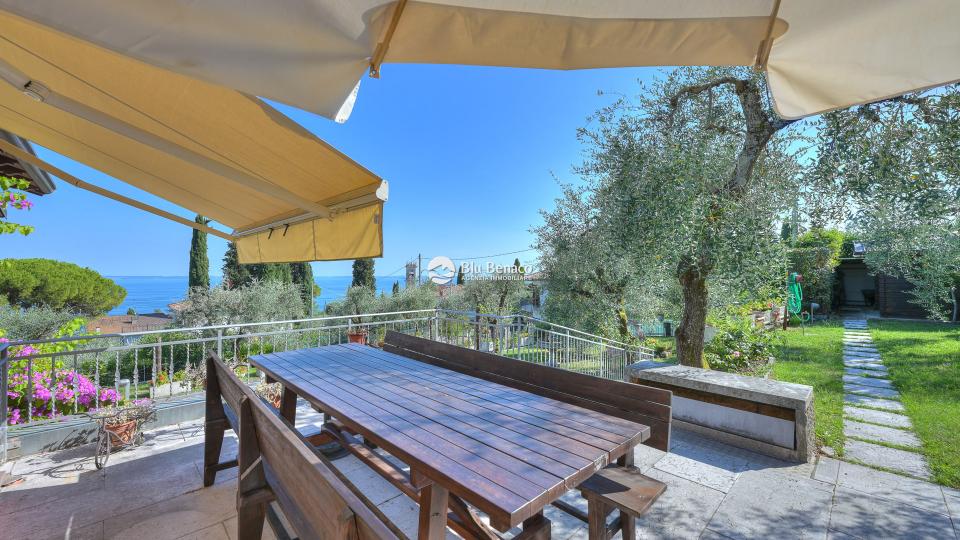 Freistehende Villa mit Pool und Atemberaubendem Seeblick