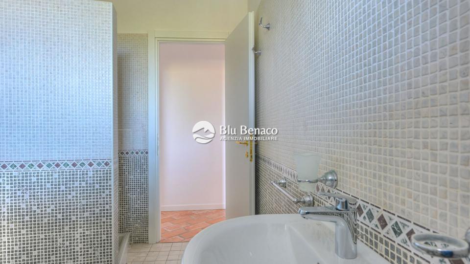 Manerba Del Garda, trilocale con loggia 