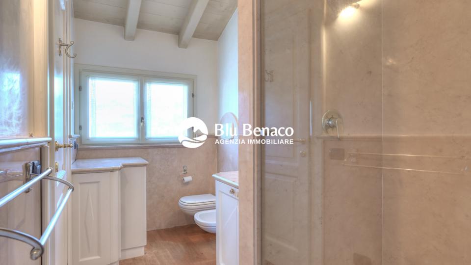 Attico vista lago, in vendita Manerba Del Garda. 