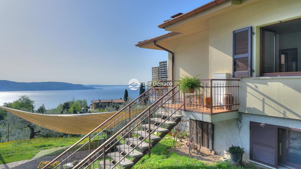 Freistehende Villa mit Panoramablick in Montemaderno