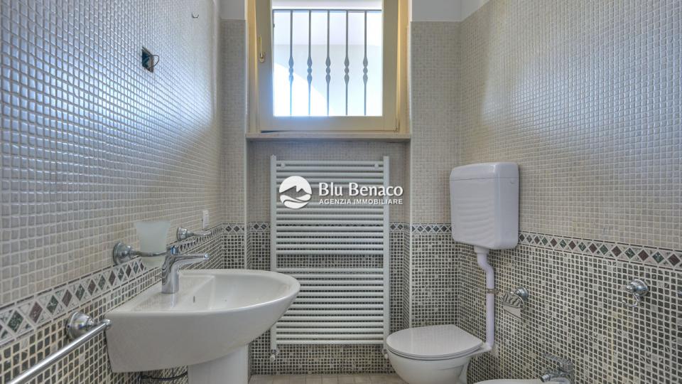 Manerba Del Garda, trilocale con loggia 