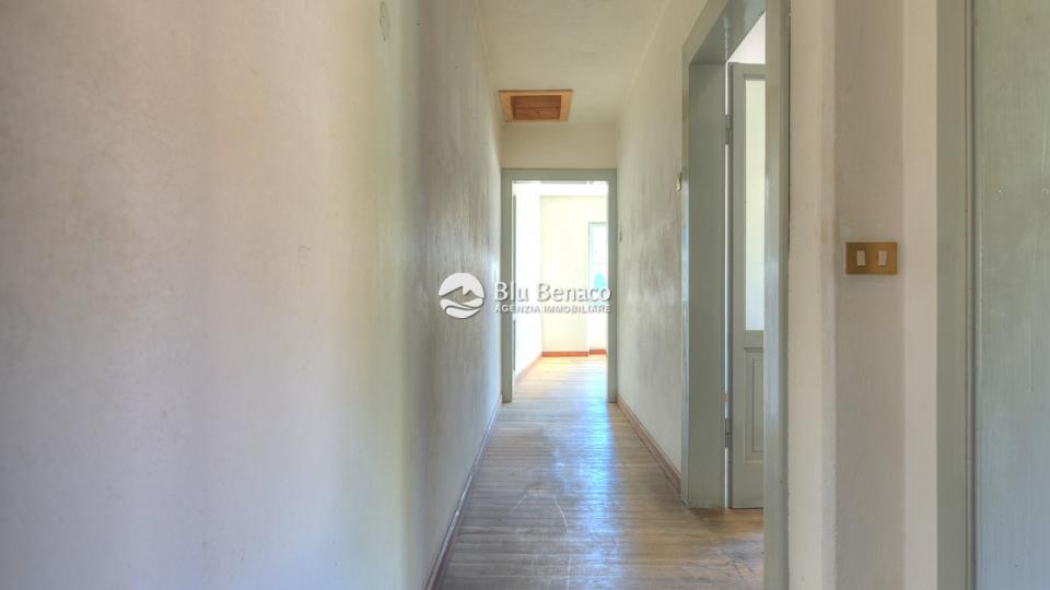 Charming three-level house for sale in Navazzo