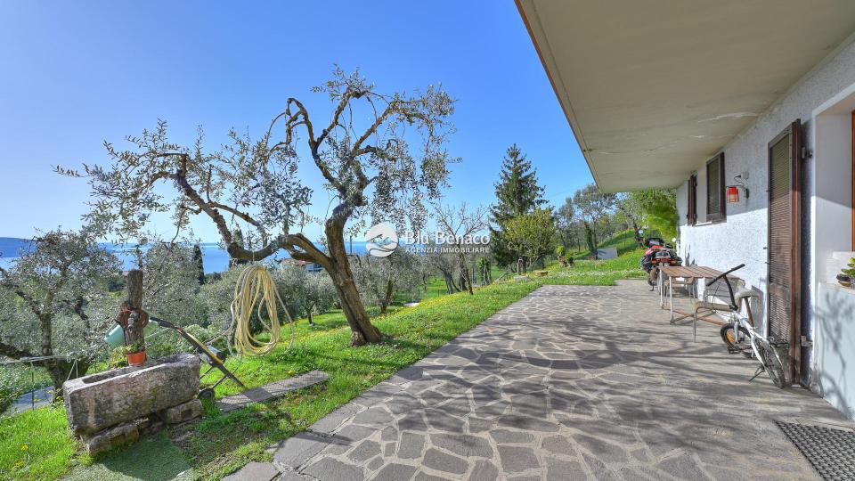 Detached villa with panoramic view in Montemaderno