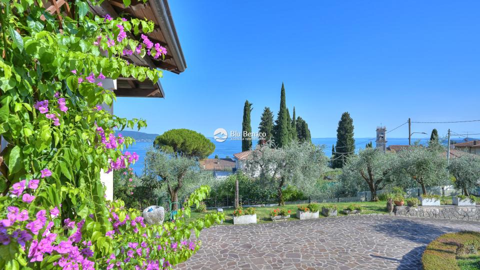 Freistehende Villa mit Pool und Atemberaubendem Seeblick