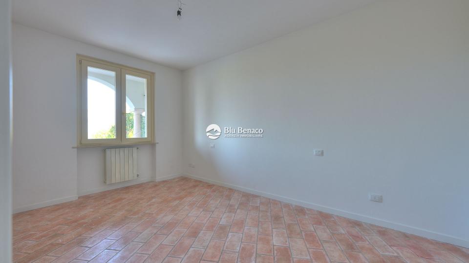 Manerba Del Garda, trilocale con loggia 