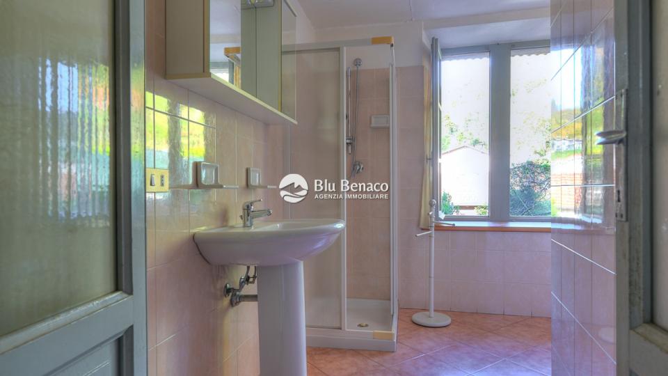 Charming three-level house for sale in Navazzo