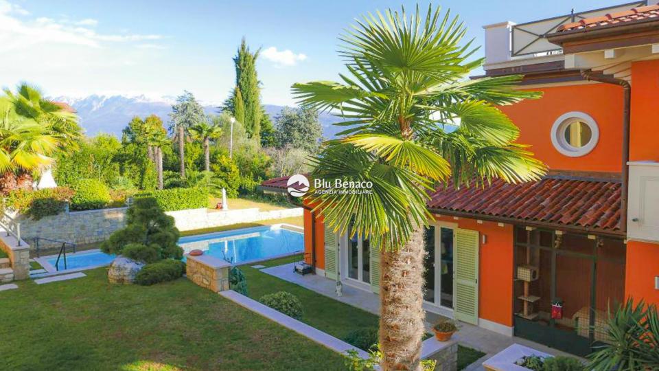 Stunning villa for sale in Monte Maderno