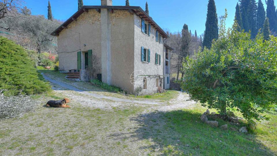 Farmhouse for sale in the hills of Toscolano Maderno