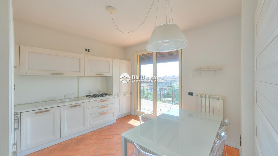 Elegant four-room apartment for sale in Toscolano
