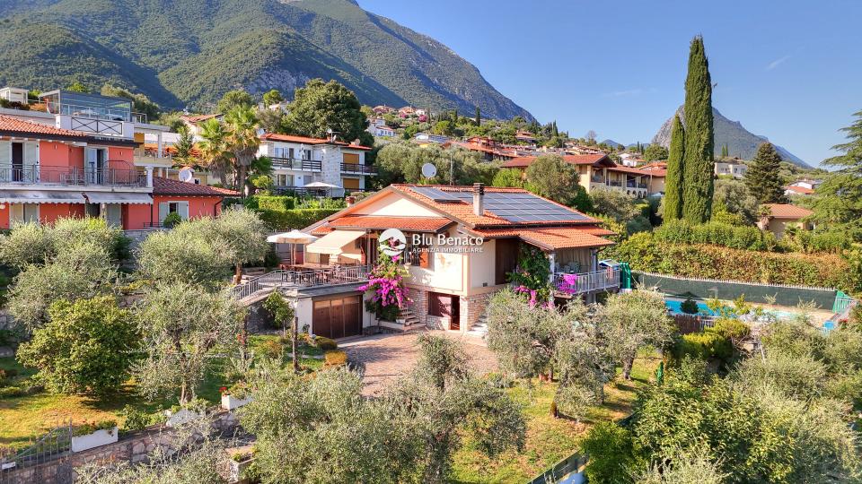 Freistehende Villa mit Pool und Atemberaubendem Seeblick