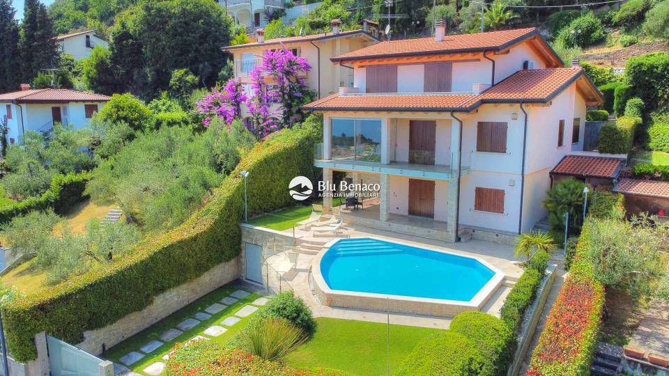 Villa with wonderful lake view in Gaino