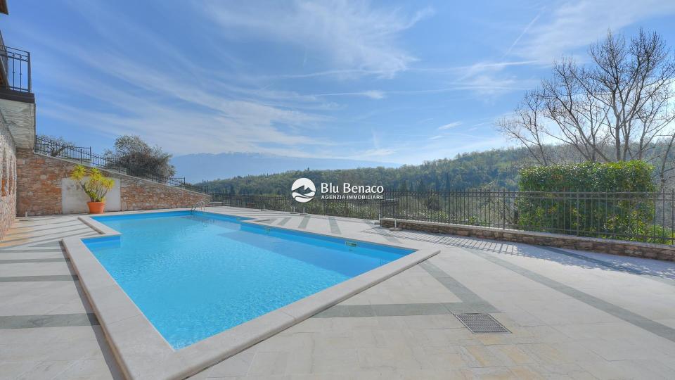 Mansarda con vista lago in residence al Golf