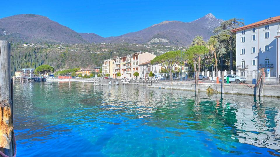 Three-room apartment in prestigious residence near the lake