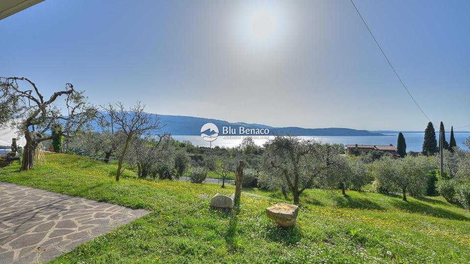 Detached villa with panoramic view in Montemaderno