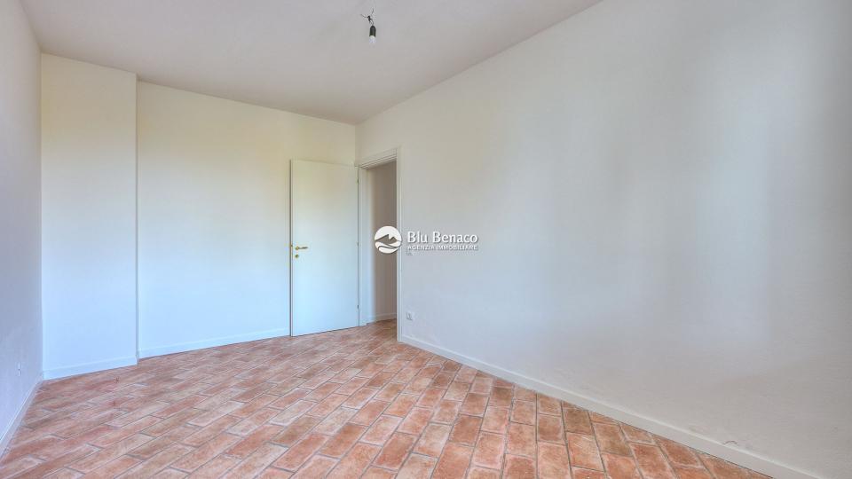 Manerba Del Garda, trilocale con loggia 