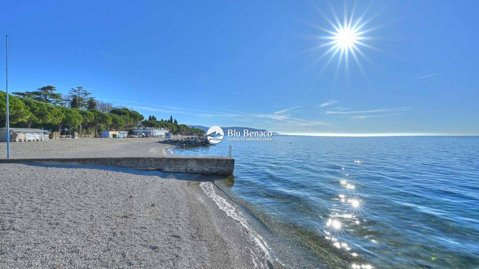 Three-room apartment in prestigious residence near the lake