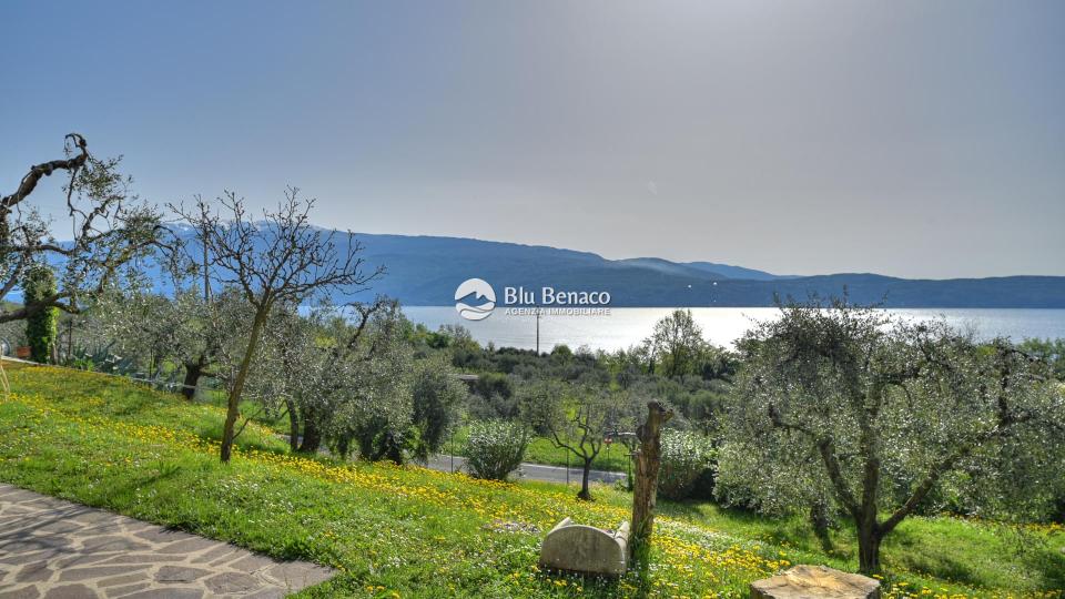 Detached villa with panoramic view in Montemaderno