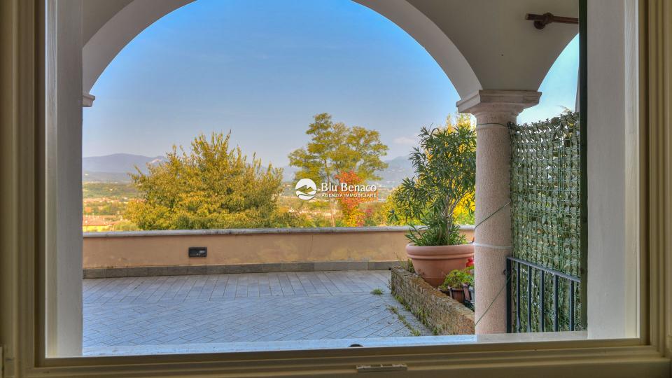 Manerba Del Garda, trilocale con loggia 