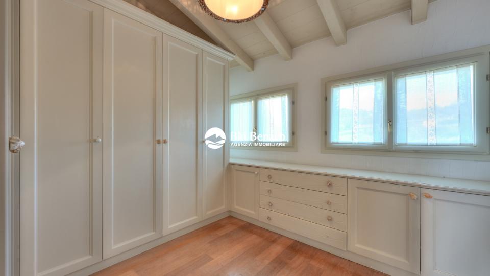 Attico vista lago, in vendita Manerba Del Garda. 