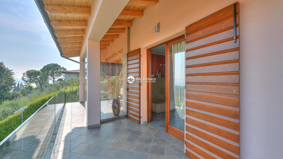 Villa with wonderful lake view in Gaino