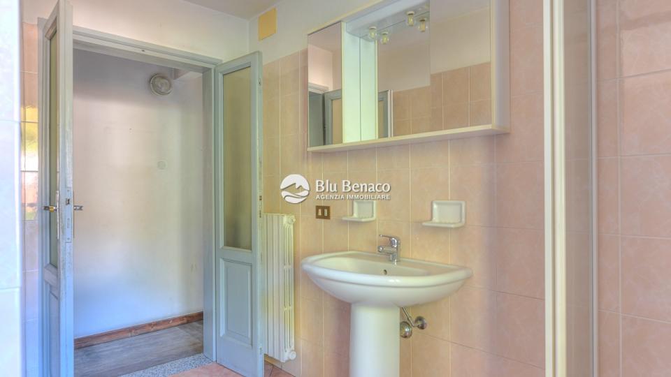 Charming three-level house for sale in Navazzo