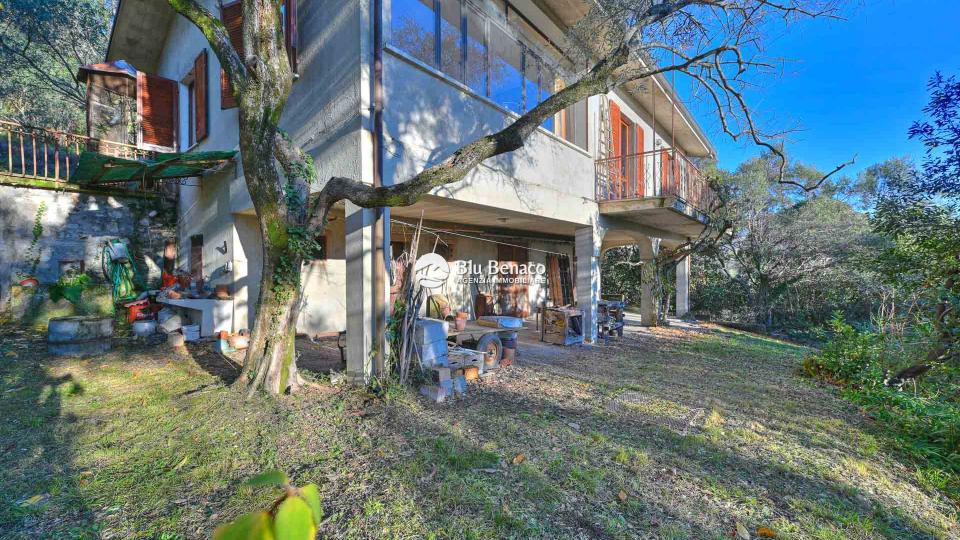 Detached villa for sale in Gargnano