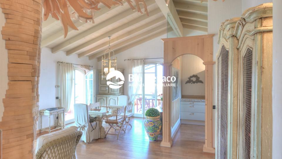 Attico vista lago, in vendita Manerba Del Garda. 