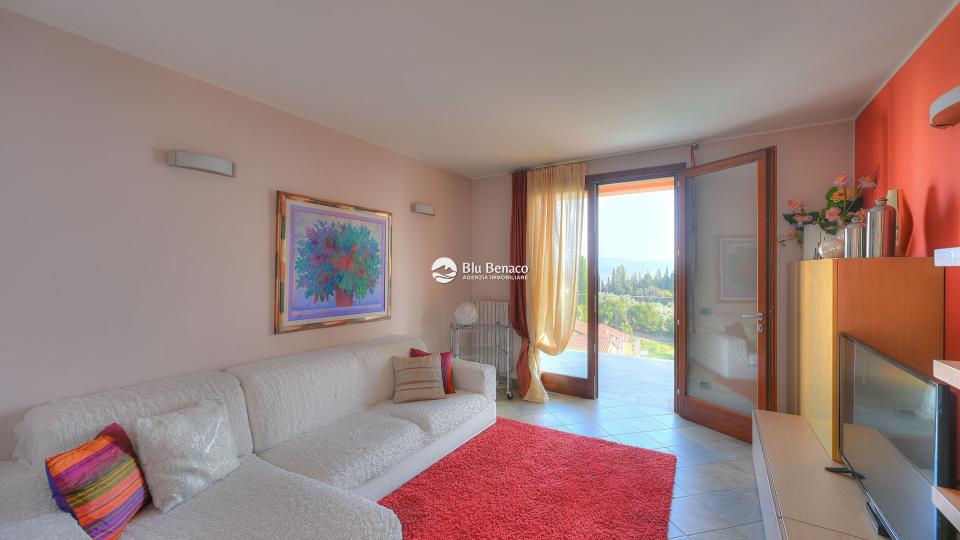 Villa with wonderful lake view in Gaino