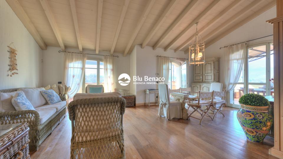 Attico vista lago, in vendita Manerba Del Garda. 