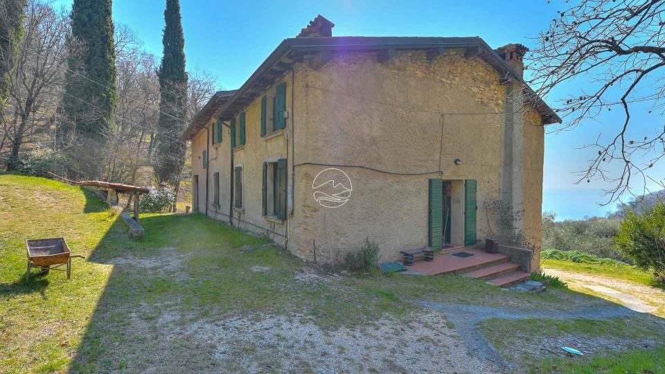 Farmhouse for sale in the hills of Toscolano Maderno