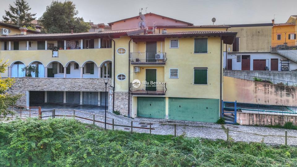 Manerba Del Garda, trilocale con loggia 