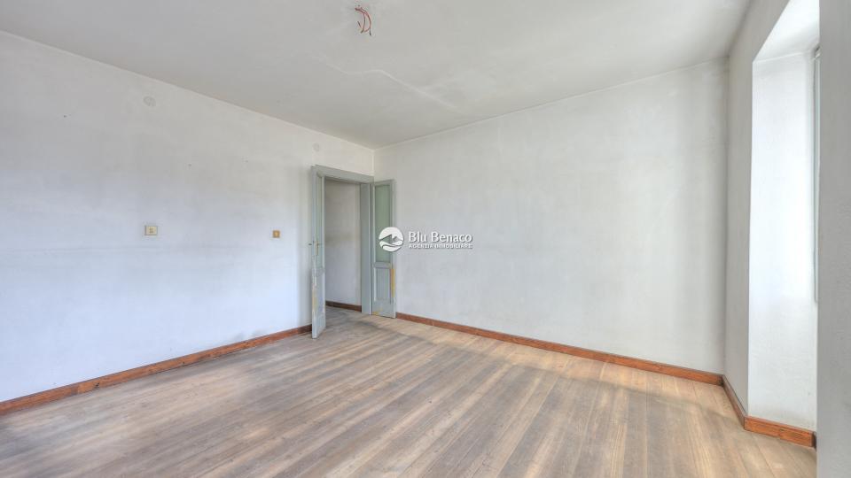 Charming three-level house for sale in Navazzo