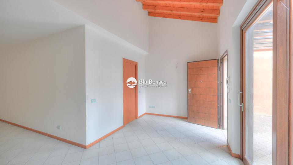 Unmissable two-room apartment with roof terrace for sale in Maderno