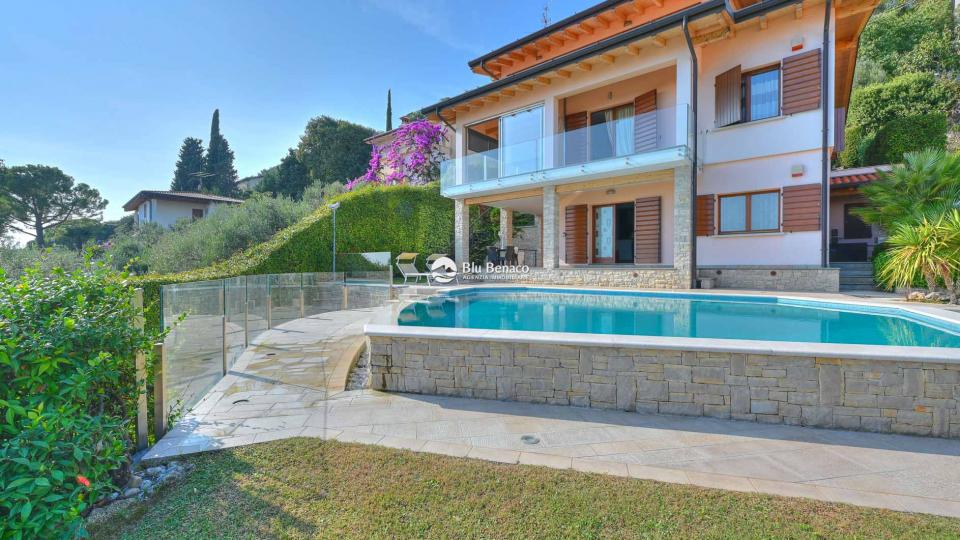 Villa with wonderful lake view in Gaino