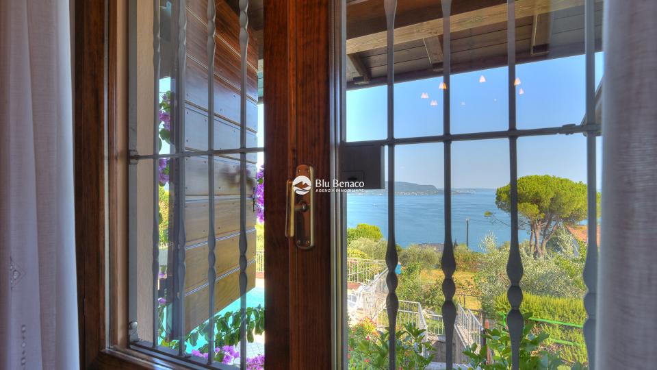 Freistehende Villa mit Pool und Atemberaubendem Seeblick