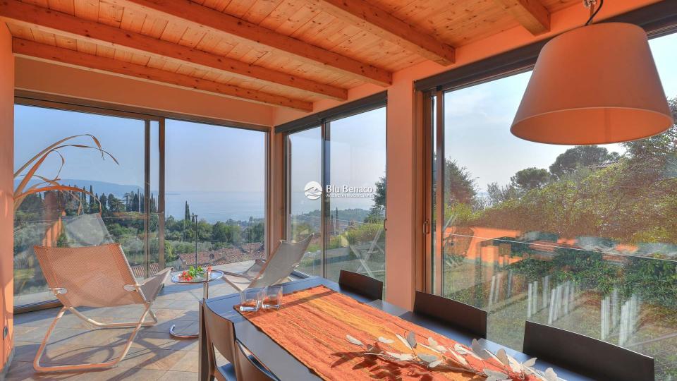 Villa with wonderful lake view in Gaino