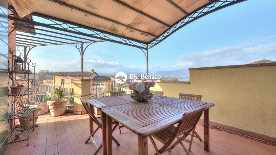 Attico vista lago, in vendita Manerba Del Garda. 