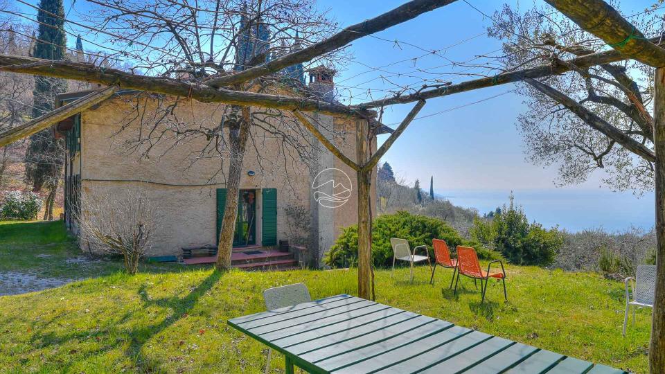 Farmhouse for sale in the hills of Toscolano Maderno