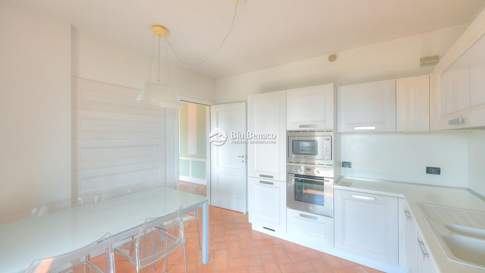 Elegant four-room apartment for sale in Toscolano