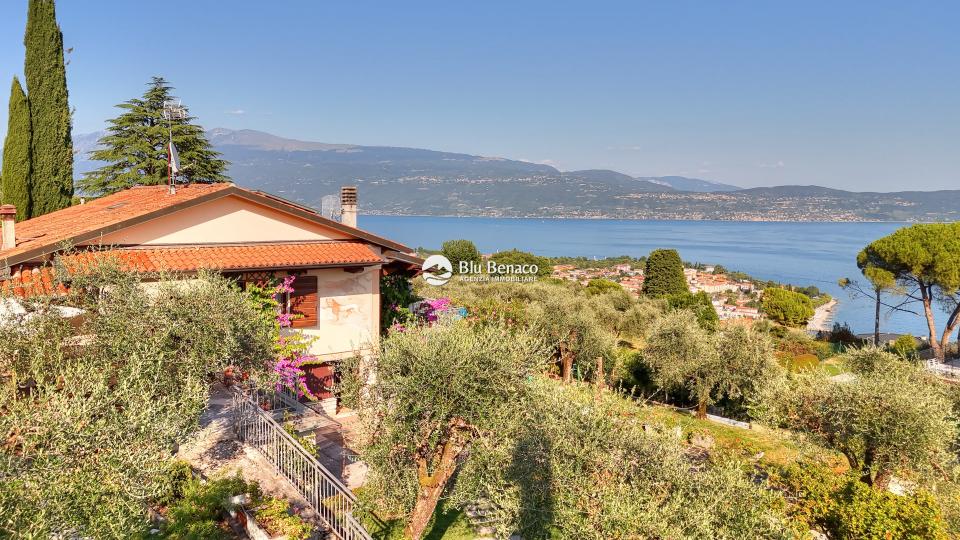 Freistehende Villa mit Pool und Atemberaubendem Seeblick